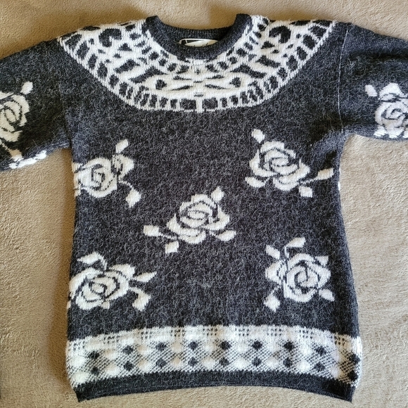 Vintage Sams Souci grey and white rose sweater size small​ - Picture 4 of 11